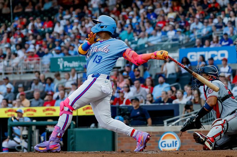 Ronald Acuña Jr. (13), de los Bravos de Atlanta, conecta un jonrón solitario contra los Nacionales de Washington durante la primera entrada de un partido de béisbol, el sábado 1 de agosto de 2026, en Atlanta. (Foto AP/Erik S. Lesser)