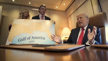 El presidente estadounidense Donald Trump habla con los reporteros a bordo del avión presidencial mientras viaja de West Palm Beach, Florida, a Nueva Orleans, el domingo 9 de febrero de 2025. (AP Foto/Ben Curtis)