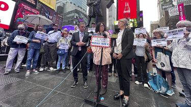 Opositores a un casino se manifiestan en Times Square el miércoles 17 de septiembre de 2025. (Foto AP/Philip Marcelo)