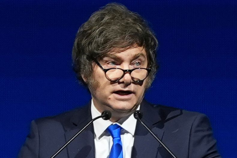 ARCHIVO - El presidente argentino Javier Milei habla durante el America Business Forum de Miami, el 6 de noviembre de 2025. (AP Foto/Rebecca Blackwell, Archivo)