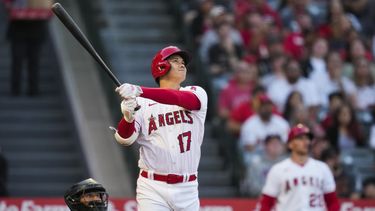El bateador designado de los Angelinos de Los Ángeles Shohei Ohtani conecta un jonrón en la cuarta entrada del partido ante los Medias Blancas de Chicago, el lunes 26 de junio de 2023, en Anaheim, California. (AP Foto/Ashley Landis)