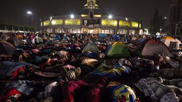 americateve | Los devotos acampan durante la noche en la plaza de la Bas&iacute;lica de Guadalupe en la Ciudad de M&eacute;xico en la madrugada del 12 de diciembre del 2014. Por su parte en el Vaticano, el papa francisco celebr&oacute; la festividad de Nuestra Se&ntild
