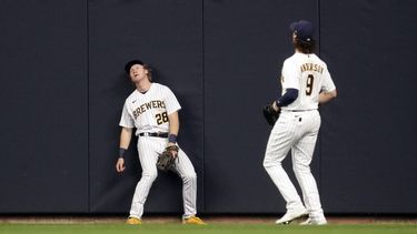 Joey Wiemer (28) , de los Cerveceros de Milwaukee, reacciona después de observar un cuadrangular de Shohei Ohtani, de los Angelinos de Los Ángeles, durante la tercer entrada del juego de béisbol, el domingo 30 de abril de 2023, en Milwaukee. (AP Foto/Aaron Gash)