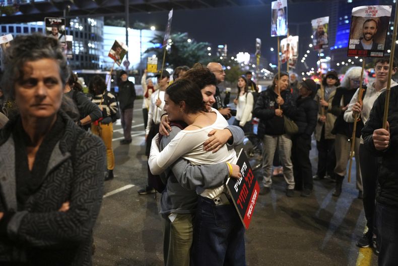 Familiares y amigos de personas asesinadas y secuestradas por Hamás y llevadas a Gaza, participan en una manifestación en Tel Aviv, Israel, el 15 de enero de 2025. (AP Foto/Ohad Zwigenberg)