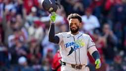 El dominicano Junior Caminero, de los Rays de Tampa Bay, se lamenta tras poncharse en el tercer juego de la Serie de Campeonato de la Liga Americana ante los Guardianes de Cleveland el jueves 15 de octubre de 2026 (AP Foto/David J. Phillip)