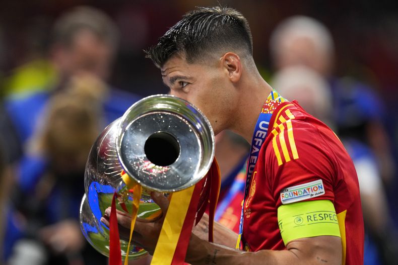 El español Álvaro Morata sostiene el trofeo tras ganar la final de la Eurocopa ante Inglaterra en Berlín, Alemania el domingo 14 de julio del 2024. (AP Foto/Manu Fernandez)