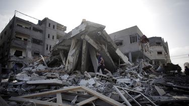 americateve | Un palestino camina entre los escombros de una casa destruida despu&eacute;s de ser derribada por un bombardeo israel&iacute; en Ciudad de Gaza, el lunes 25 de agosto de 2014. (Foto AP/Khalil Hamra)