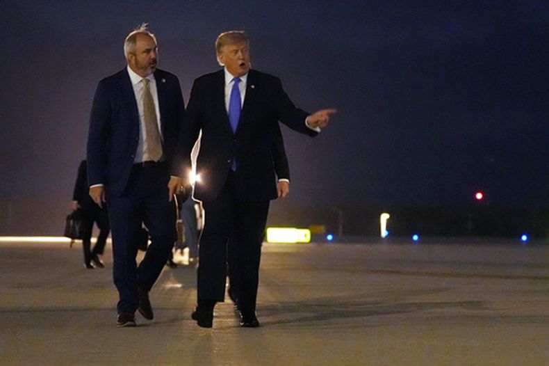 El presidente de Estados Unidos, Donald Trump, camina hacia el Air Force One, el martes 4 de agosto de 2026, en el Aeropuerto Internacional en Los Ángeles. (AP Foto/Mark Schiefelbein)