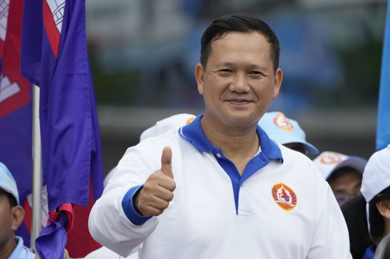 Hun Manet, hijo del primer ministro de Camboya, Hun Sen, hace un gesto con el pulgar en alto al final de un desfile que marca el final de la campaña electoral del Partido Popular del país, en Nom Pen, Camboya, el 21 de julio de 2023. (AP Foto/Heng Sinith)