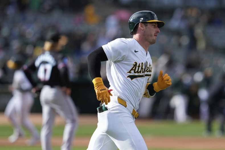 Brent Rooker, de los Atléticos de Oakland, recorre las bases luego de batear un jonrón de tres carreras ante los Marlins de Miami, el sábado 4 de mayo de 2024 (AP Foto/Godofredo A. Vásquez)