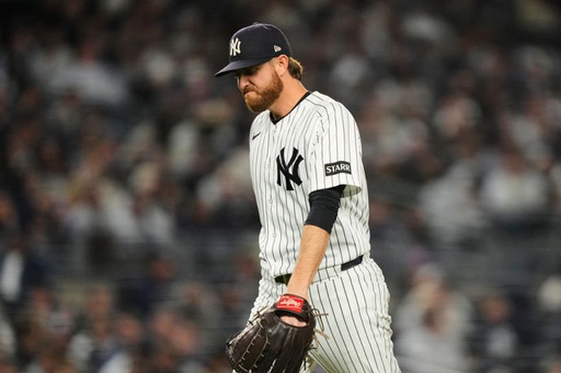 Paul Blackburn, lanzador de los Yankees de Nueva York, camina hacia la cueva luego de ser retirado del tercer juego de la serie divisional de la Liga Americana ante los Rays de Tampa Bay, el miércoles 7 de octubre de 2026 (AP Foto/Yuki Iwamura)
