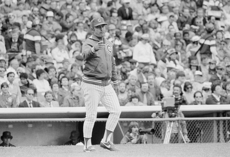 ARCHIVO - Lee Elia, manager de los Cachorros de Chicago, envía una señal al bullpen en el juego del 19 de mayo de 1983 ante los Bravos de Atlanta (AP Foto/Fred Jewel, archivo)