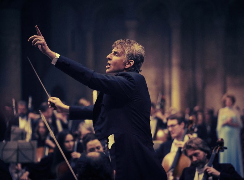 En esta imagen proporcionada por Netflix, Bradley Cooper como Leonard Bernstein en una escena de Maestro. (Jason McDonald/Netflix vía AP)