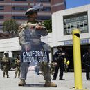 ARCHIVO - Un elemento de la Guardia Nacional de California vigila edificios federales el 10 de junio de 2025 en Los Ángeles. (AP Foto/Damian Dovarganes/Archivo)