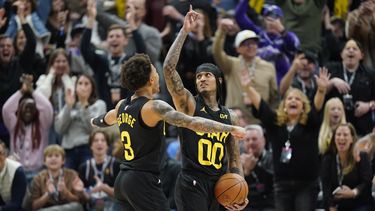 Jordan Clarkson (00), del Jazz de Utah, celebra con Keyonte George (3) durante la segunda mitad del juego de baloncesto de la NBA en contra de los Mavericks de Dallas, el lunes 1 de enero de 2024, en Salt Lake City. (AP Foto/Rick Bowmer)