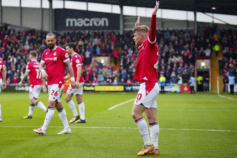 Andy Cannon del Wrexham celebra tras anotar el segundo gol en el encuentro ante el Wrexham en el Estadio Racecourse Grounden Wrexham, Gales el 27 de abril del 2024. (AP Foto/Jon Super)