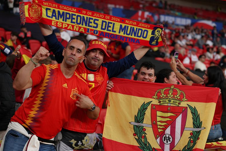 Hinchas de España en las gradas previo al partido contra Inglaterra en la Liga de Naciones de la UEFA, el sábado 26 de septiembre de 2026, en Londres. (AP Foto/Ian Walton)