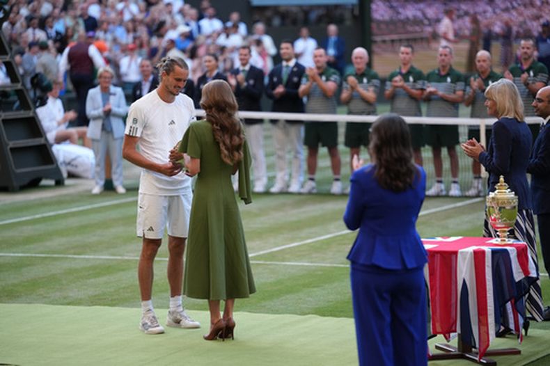 La princesa Kate de Gran Bretaña entrega el trofeo de subcampeón a Alexander Zverev de Alemania tras su partido contra Jannik Sinner de Italia en la final de individuales masculinos del Campeonato de Tenis de Wimbledon en Londres, el domingo 12 de julio de 2026. (Foto AP/Kirsty Wigglesworth)