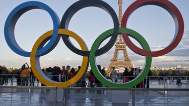 ARCHIVO - Los aros olímpicos se muestran en París, el jueves 14 de septiembre de 2017. (AP Foto/Michel Euler, archivo)