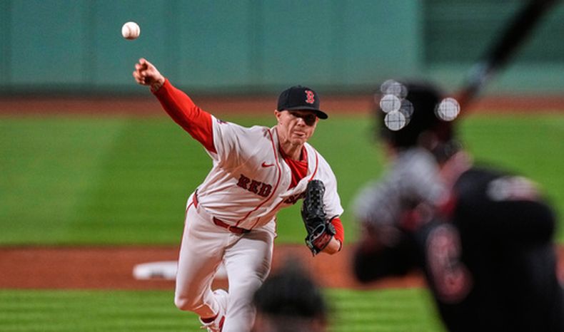 Sonny Gray, abridor de los Medias Rojas de Boston, trabaja durante la primera entrada del juego de béisbol de Grandes Ligas frente a los Guardianes de Cleveland, el miércoles 23 de septiembre de 2026, en Boston. (AP Foto/Charles Krupa)