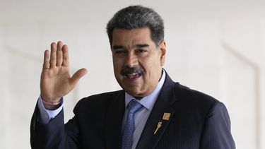 ARCHIVO - El presidente de Venezuela, Nicolás Maduro, saluda a su llegada a la Cumbre Suramericana en el palacio de Itamaraty, en Brasilia, Brasil, el 30 de mayo de 2023. (AP Foto/Andre Penner, Archivo)