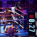 El británico Anthony Joshua derriba al albanés Kristian Prenga durante su pelea dentro de la división de los pesados en Yeda, Arabia Saudí, el dominbo 26 de julio de 2026 (AP Foto/Ali Issa)