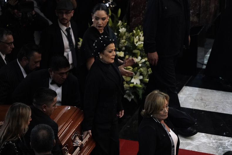Alejandra Guzmán junto al ataúd que contiene los restos de su madre, la actriz mexicana Silvia Pinal, durante su funeral en el Palacio de Bellas Artes, en la Ciudad de México, el sábado 30 de noviembre de 2024. Pinal, una actriz de la Época de Oro de México cine en las décadas de 1940 y 1950, murió el jueves. Ella tenía 93 años. (Foto AP/Aurea Del Rosario)