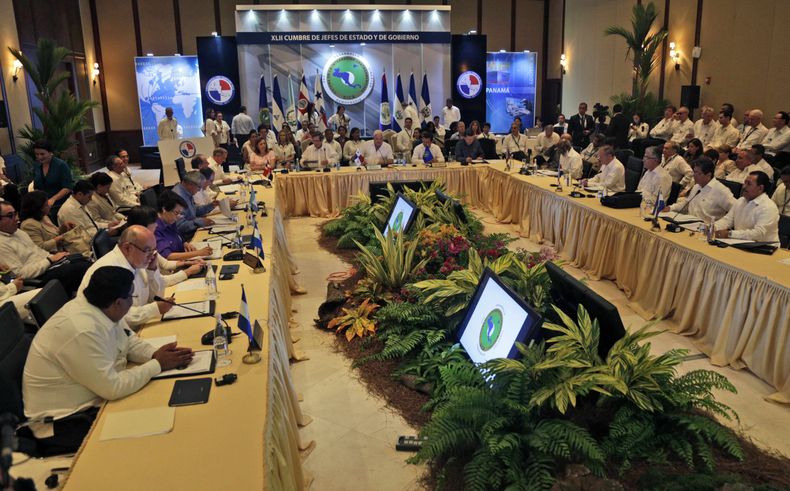 Miembros y delegados asisten a una cumbre del Sistema de Integraci&oacute;n Centroamericana (SICA) en Buenaventura, Panam&aacute;, el s&aacute;bado 14 de diciembre de 2013. (Foto AP/Arnulfo Franco)