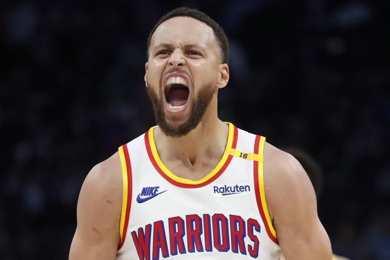 Stephen Curry, de los Warriors de Golden State, festeja su triple ante los Timberwolves de Minnesota, el sábado 21 de diciembre de 2024 (AP Foto/Bruce Kluckhohn)