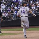El venezolano Ezequiel Tovar, de los Rockies de Colordo, recorre las bases tras conectar un jonrón en el sexto inning del encuentro ante los Mets de Nueva York, el sábado 6 de mayo de 2023 (AP Foto/Bebeto Matthews)