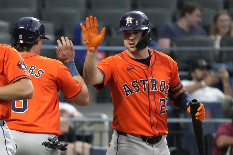 Jake Meyers, de los Astros de Houston, a la izquierda, y Chas McCormick, a la derecha, celebran después de que Meyers anotara durante la undécima entrada contra los Mets de Nueva York, el domingo 30 de junio de 2024, en Nueva York. (AP Foto/Pamela Smith)