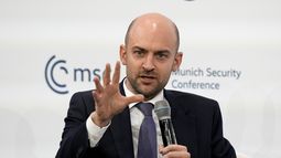 El ministro francés de Exteriores, Jean-Noel Barrot, habla en una mesa redonda durante la Conferencia de Seguridad de Múnich en el hotel Bayerischer Hof de Múnich, Alemania, el sábado 15 de febrero de 2025. (AP Foto/Matthias Schrader)