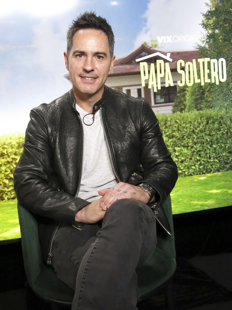 El actor Mauricio Ochmann posa durante una entrevista sobre la serie mexicana de comedia Papá soltero, en la Ciudad de México, el miércoles 11 de junio de 2025. (Foto AP/Berenice Bautista)