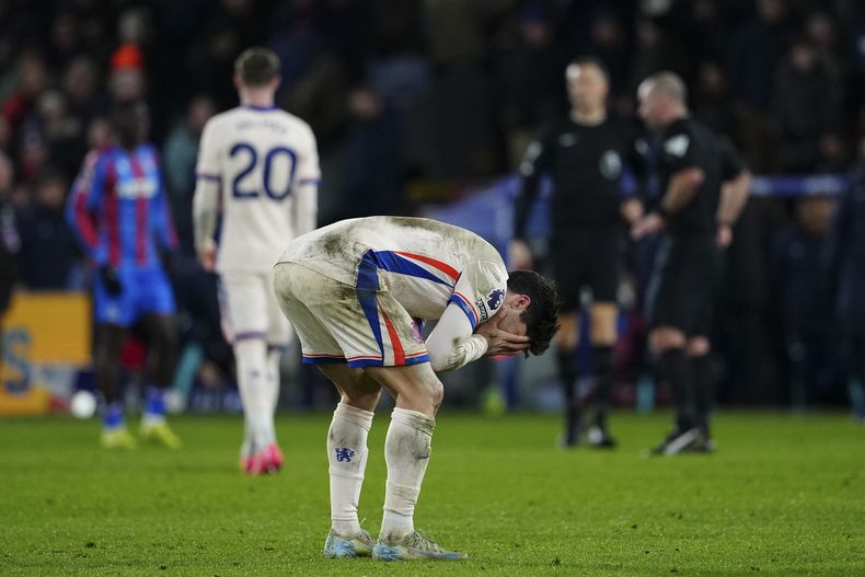 El portugués Pedro Neto se lamenta tras el empate del Chelsea ante el Crystal Palace en un duelo de la Liga Premier inglesa, realizado el sábado 4 de enero de 2025 (AP Foto/Dave Shopland)