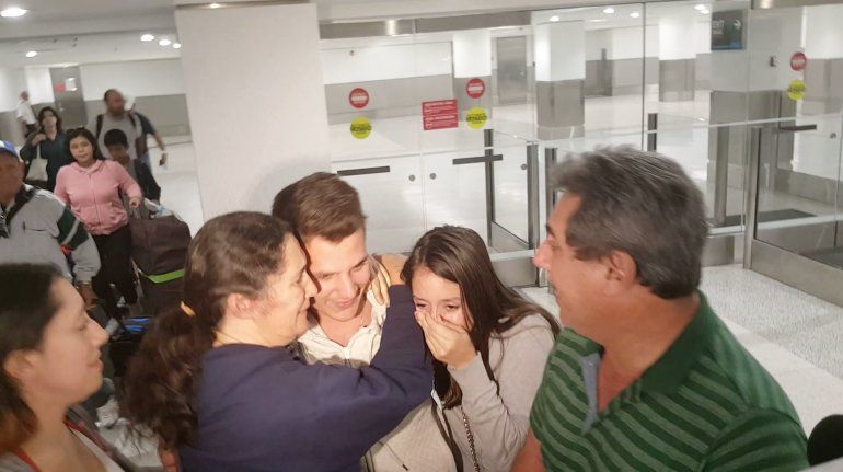 Dramáticas imágenes de cubanos recién llegados, después de ser retenidos en Aeropuerto Internacional de Miami