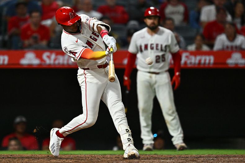 Denzer Guzmán, de los Angelinos de Los Ángeles, batea un sencillo productor durante la quinta entrada del juego de béisbol de Grandes Ligas contra los Marineros de Seattle, el lunes 14 de septiembre de 2026, en Anaheim, California. (AP Foto/William Liang)