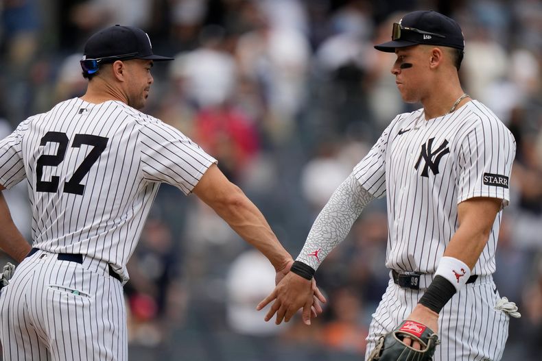 Giancarlo Stanton celebra con su compañero de los Yankees Aaron Judge la victoria ante los Orioles de Baltimore el sábado 27 de septiembre del 2025. (AP Foto/Frank Franklin II)
