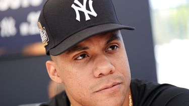 El dominicano de los Yankees de Nueva York Juan Soto habla en el día de medios antes de que inicie la Serie Mundial entre los Yankees y los Dodgers de Los Ángeles el jueves 24 de octubre del 2024. (AP Foto/Julio Cortez)