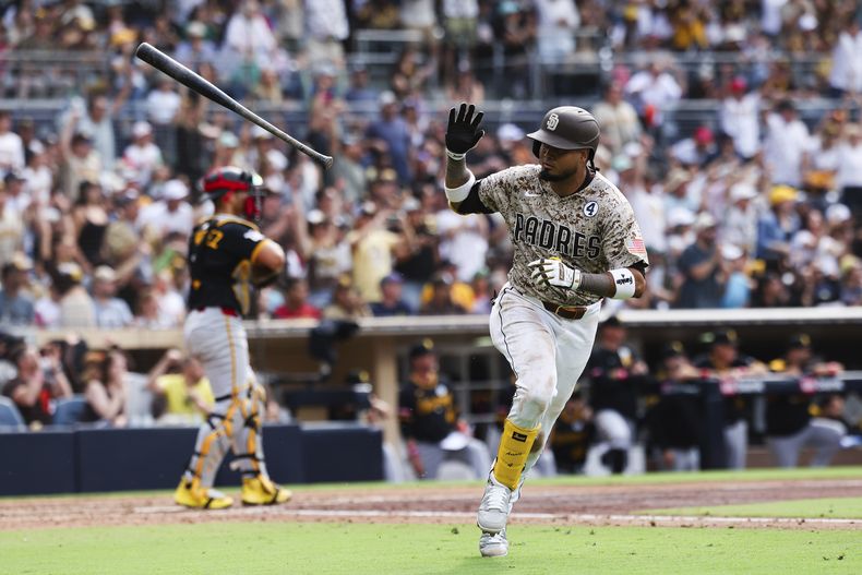 Luis Arráez, de los Padres de San Diego, lanza su bate tras conectar un sencillo impulsor contra los Piratas de Pittsburgh en la séptima entrada el domingo 1 de junio de 2025, en San Diego. (Foto AP/Derrick Tuskan)