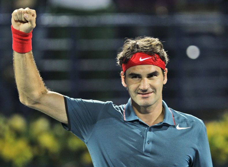 El suizo Roger Federer festeja tras vencer a Novak Djokovic en las semifinales del torneo de Dubai el viernes, 28 de febrero de 2014. Federer derrot&oacute; a Tomas Berdych en la final el s&aacute;bado, 1 de marzo.  (AP Photo/Kamran Jebreili)