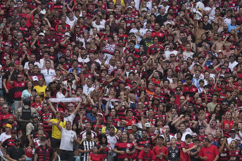 Hinchas de Flamengo durante el partido contra Bayern Múnich en los octavos de final del Mundial de Clubes, el domingo 29 de junio de 2025, en Miami. (AP Foto/Lynne Sladky)