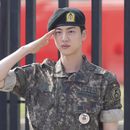 Jin, miembro de la banda de K-pop BTS, saluda después de concluir su servicio militar obligatorio afuera de una base militar en Yeoncheon, Corea del Sur, el miércoles 12 de junio de 2024. (Im Byung-shik/Yonhap vía AP)