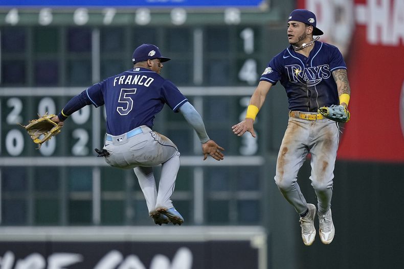 Los dominicanos Wander Franco y José Siri, de los Rays de Tampa Bay, celebran la victoria sobre los Astros de Houston, el viernes 28 de julio de 2023 (AP Foto/Kevin M. Cox)