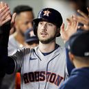 Kyle Tucker, de los Astros de Houston, es felicitado en la cueva luego de anotar ante los Marineros de Seattle, el viernes 5 de mayo de 2023 (AP Foto/Lindsey Wasson)
