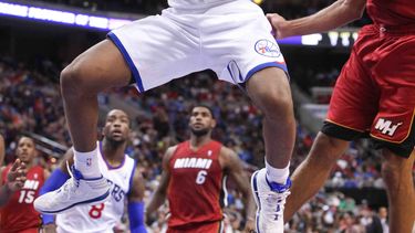 americateve | James Anderson, de los 76ers de Filadelfia, prepara un enceste contra el Heat de Miami, en la primera mitad del juego del mi&eacute;rcoles 30 de octubre de 2013, en Filadelfia. (Foto AP/The Wilmington News-Journal, Suchat Pederson )