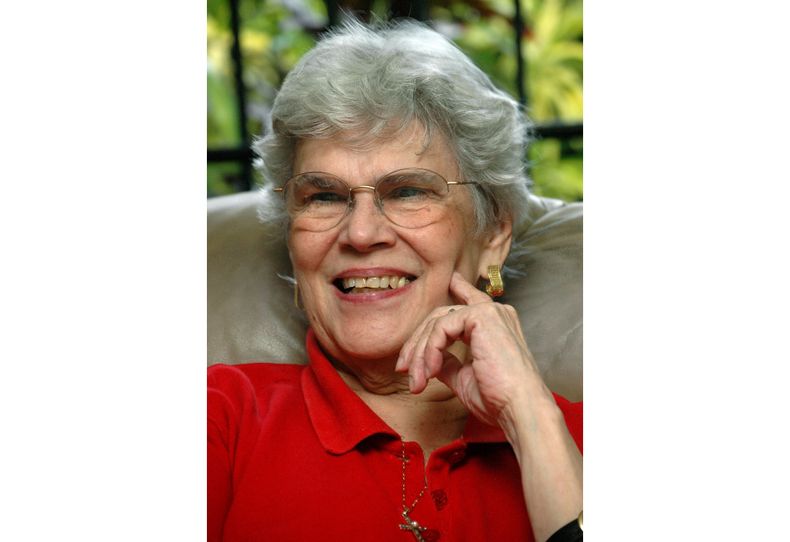 ARCHIVO - La expresidenta nicaragüense Violeta Barrios de Chamorro sonríe durante una entrevista en su casa de Managua, el 19 de octubre de 2006. Barrios de Chamorro, una sencilla ama de casa que se vio empujada a la política nicaragüense tras el asesinato de su esposo y quien, como presidenta, puso fin a una guerra civil, falleció el sábado 14 de junio de 2025 en San José, Costa Rica, según informó su familia en un comunicado. Tenía 95 años. (Foto AP/Margarita I. Montealegre, Archivo)