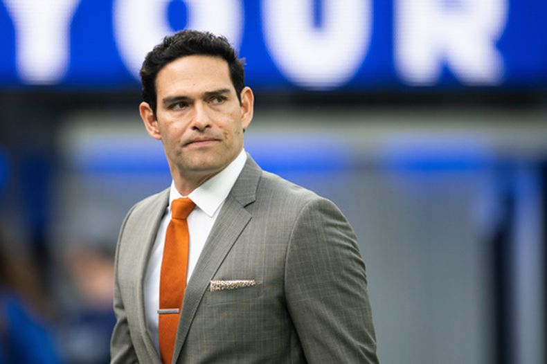 ARCHIVO- Mark Sánchez, ex quarterback de la NFL, camina en el terreno antes de un partido entre los Rams de Los Ángeles y los Jaguars de Jacksonville, el 5 de diciembre de 2021 en Inglewood, California (AP Foto/Kyusung Gong, archivo)