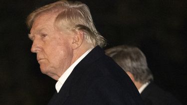 El presidente Donald Trump camina por el Jardín Sur de la Casa Blanca, el domingo 2 de marzo de 2025 en Washington, tras volver de un viaje a Florida. (AP Foto/Mark Schiefelbein)