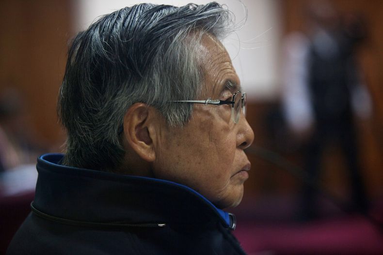 El encarcelado ex presidente peruano Alberto Fujimori, fotografiado a trav&eacute;s de un cristal, escucha a su abogado en un tribunal de un cuartel de la polic&iacute;a en las afueras de Lima, Per&uacute;, el viernes 7 de noviembre de 2014. Fujimori soli