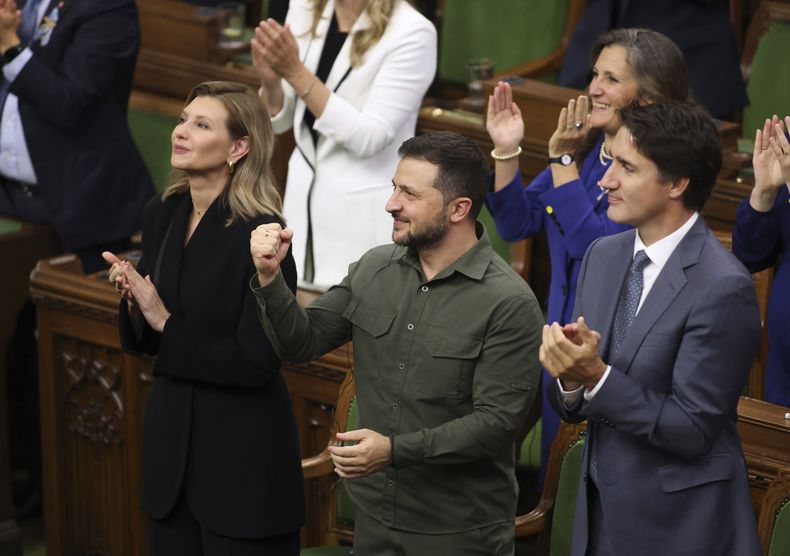 El presidente ucraniano Volodymyr Zelenskyy y el primer ministro de Canadá, Justin Trudeau, rinden homenaje a Yaroslav Hunka, quien luchó en Primera División Ucraniana en la Segunda Guerra Mundial y estaba presente en la sede del Parlamento, en Ottawa, el viernes 22 de septiembre de 2023. (Patrick Doyle/The Canadian Press vía AP)